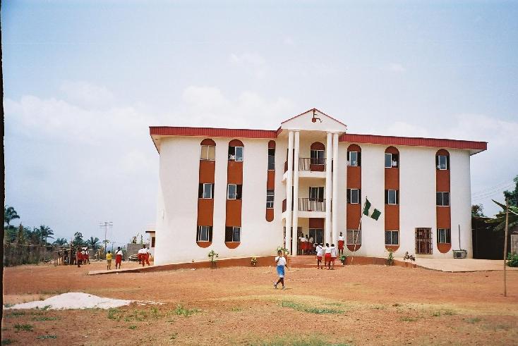 (Das ist anderes St. Joseph's Institute im Dorf Agbani. Es wurde im Dorf errichten um die Auswanderung der Jugendlichen und der Behinderten in die Großstädte zu minimieren.
Ca. 350 Kinder werden hier gebildet. Als Entwicklungshilfe erhalten die Behinderten ihre Ausbildung hier kostenlos).
