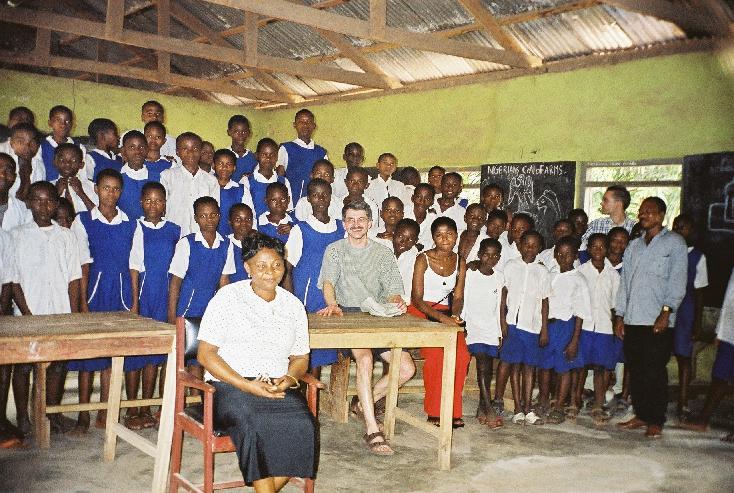 (Die Kinder der Volkschule Umauzam, Ugbawka. Volkschule Itter/Tirol und SchülerInnen aus Xanten, Deutschland hat ihnen Geld gespendet um neue Schulmöbel zu bauen) Hier wurde die Delegation aus Deutschland, Klaus Wolfertz und co die neue Möbel gezeigt).